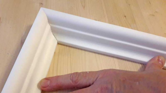 Как сделать угол на потолочном плинтусе? – пошаговая инструкция и рекомендации