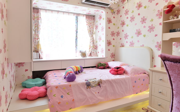 Кровать у окна: 40 фото, примеры в спальне и детской