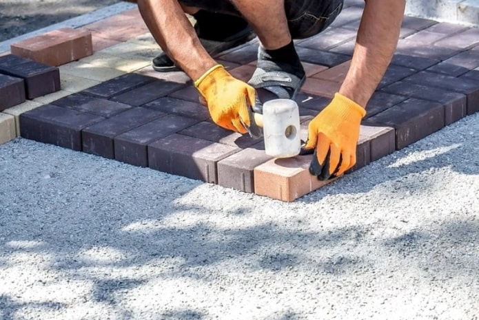 Как класть тротуарную плитку своими руками? – особенности и инструкция по укладке