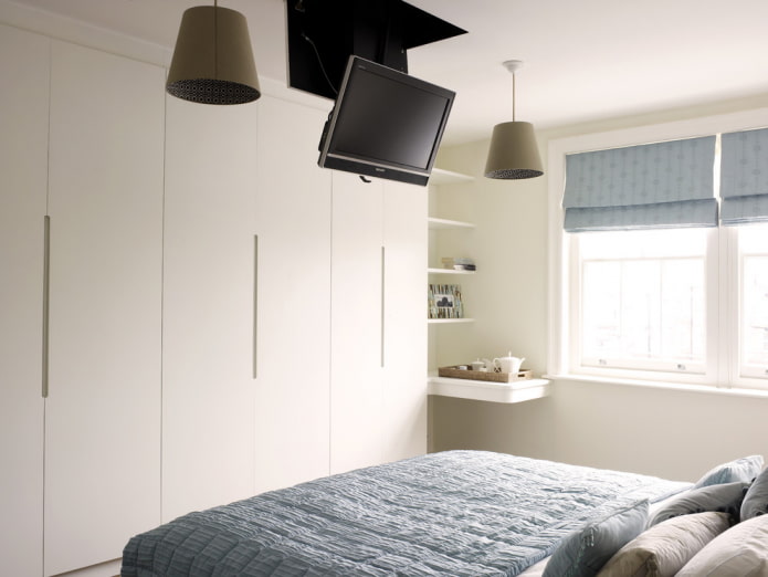 Телевизор в спальне: 40+ фото, идеи размещения на стене, потолке, в шкафу