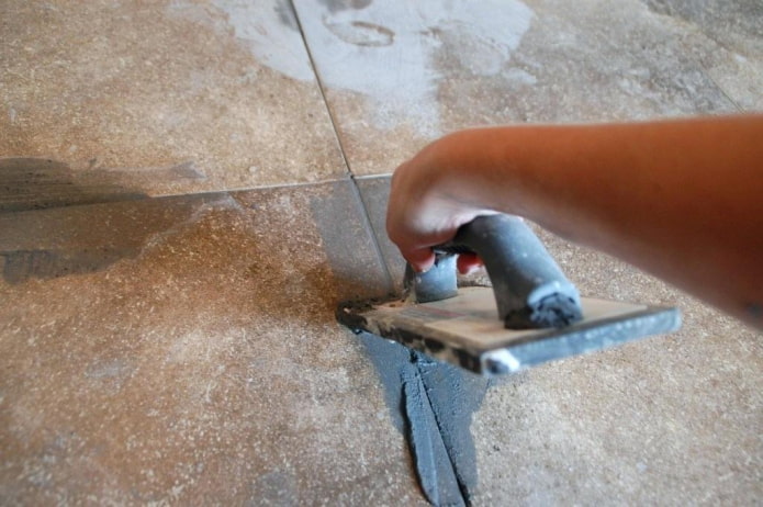 Чем отмыть плитку после ремонта: от цемента, затирки и других материалов