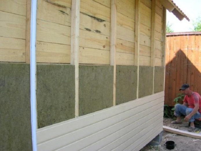 Утепление деревянного дома снаружи: особенности выбора материала и пошаговая инструкция