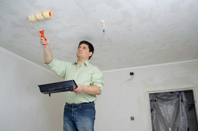 7 рабочих способов быстро снять побелку с потолка, которые сможет повторить любой новичок