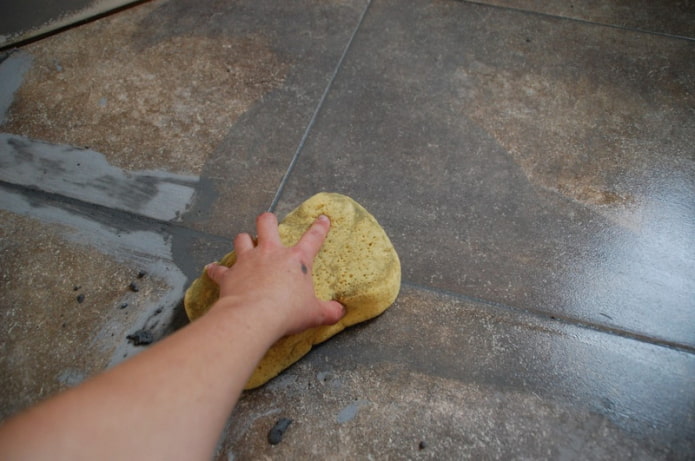 Чем отмыть плитку после ремонта: от цемента, затирки и других материалов