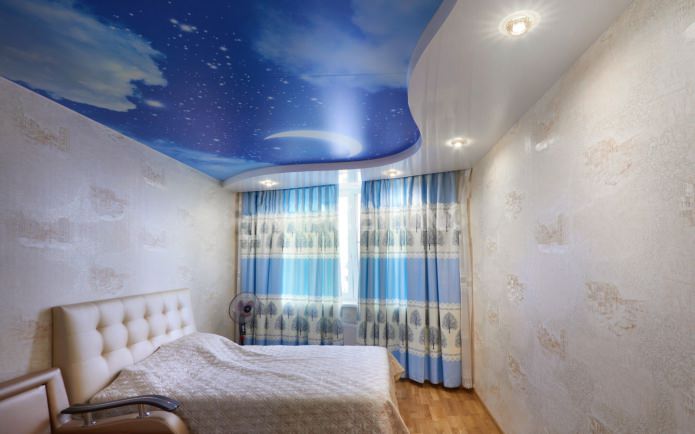Натяжные потолки в спальне: варианты, дизайн, цвет, освещение
