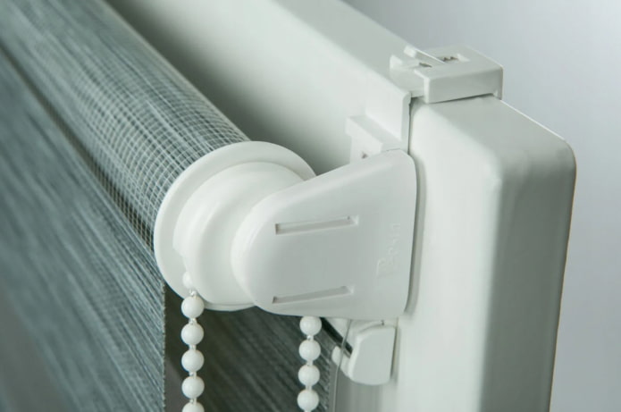 Как крепить рулонные шторы на пластиковые окна и стену? – 4 пошаговые инструкции