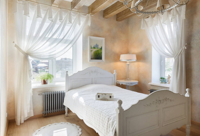 Как правильно поставить кровать в спальне? По фен-шуй, по сторонам света.