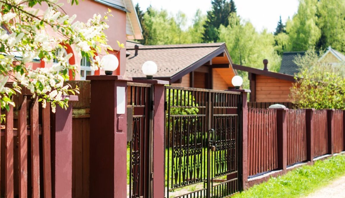 Красиві паркани для приватного будинку