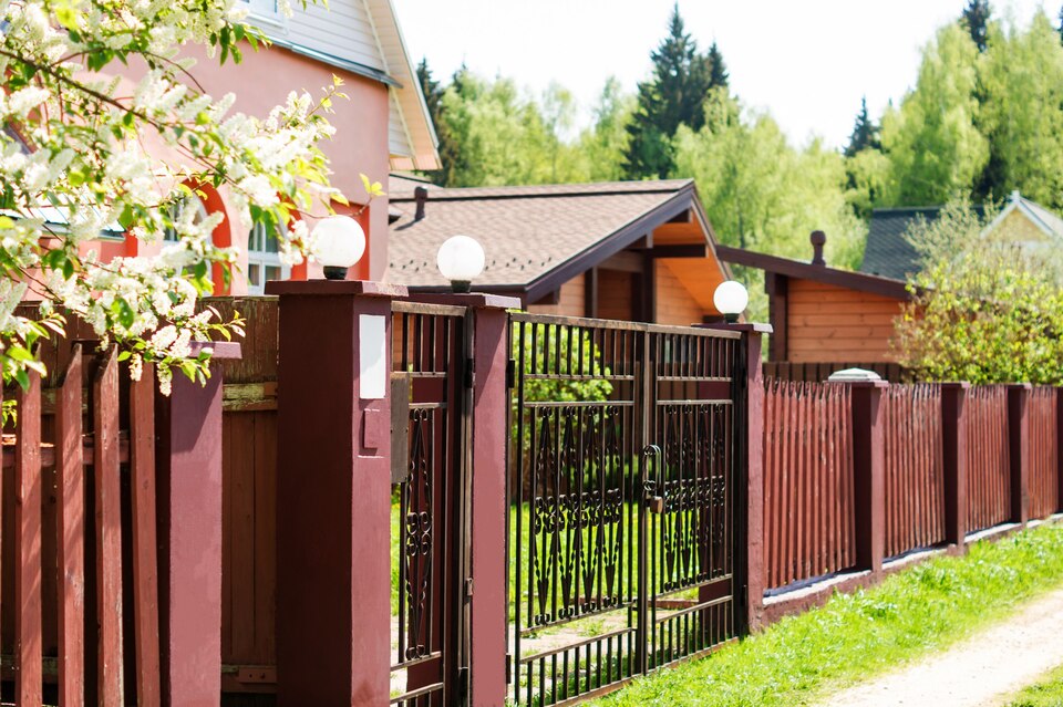 Красиві паркани для приватного будинку