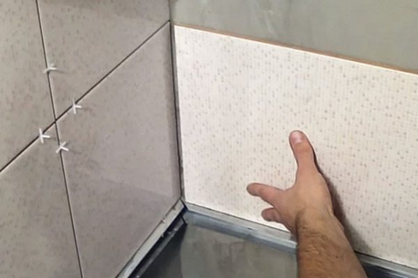 Как класть плитку на стену? – пошаговая инструкция, рекомендации по укладке в углах резке