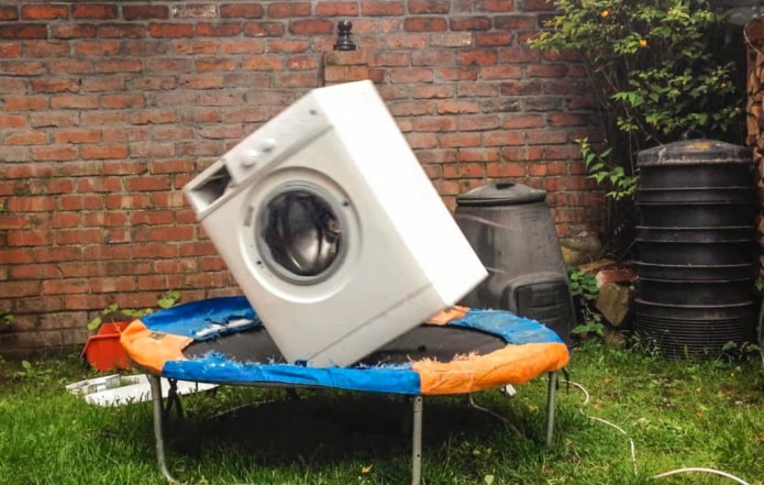 Почему прыгает стиральная машина? 10 причин и их решения