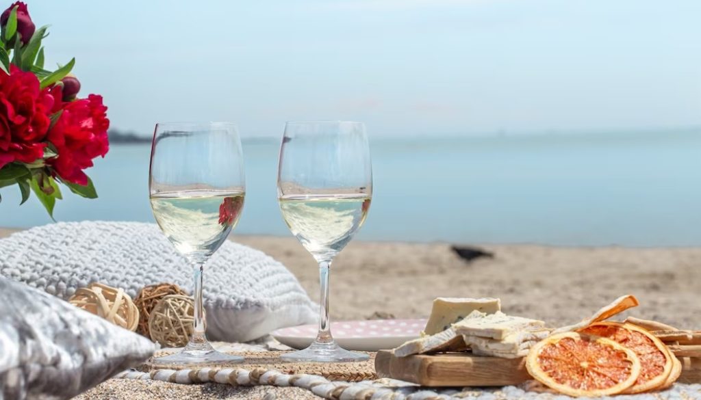 Какое вино лучше взять на пляж: ТОП-6 напитков