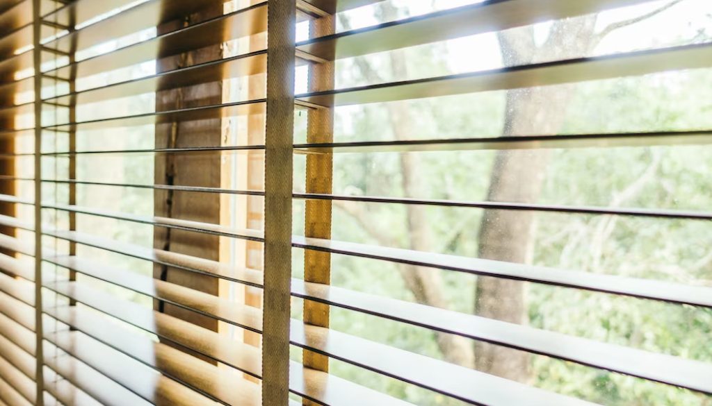 Особливості та переваги використання жалюзі на вікнах