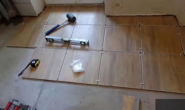 Как самостоятельно уложить плитку на пол: пошаговая инструкция для начинающих мастеров