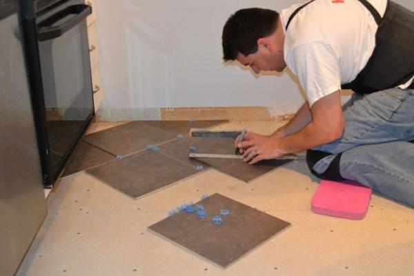 Как самостоятельно уложить плитку на пол: пошаговая инструкция для начинающих мастеров