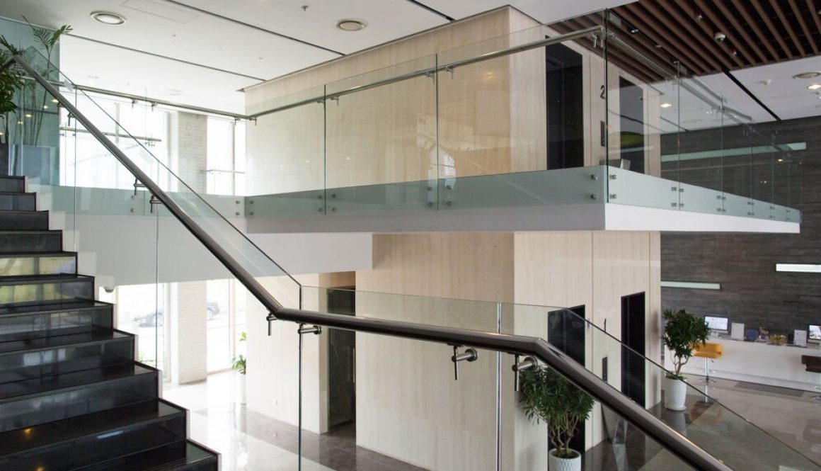 Чому вигідно встановлювати скляні перила в будинку чи на балконі, терасі будинку, офісу?
