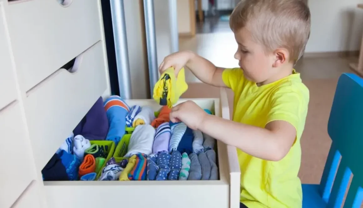 Як навчити дитину самостійно складати білизну та підтримувати порядок у шафі