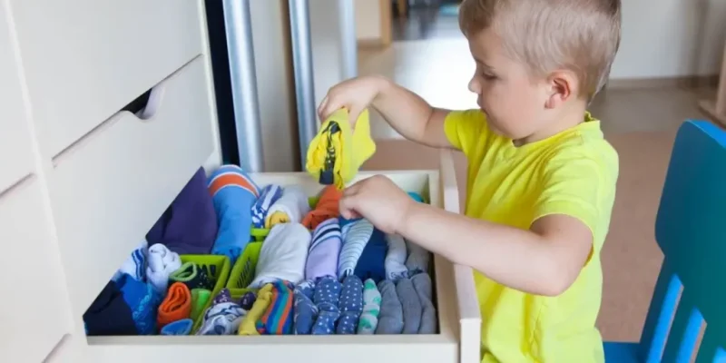 Як навчити дитину самостійно складати білизну та підтримувати порядок у шафі