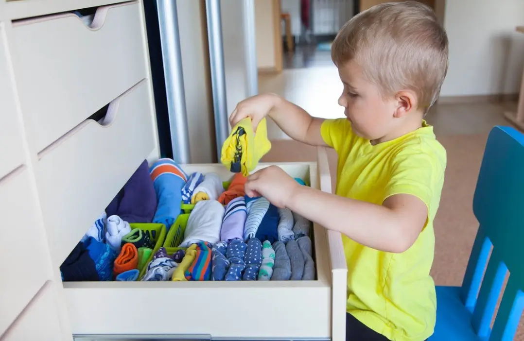 Як навчити дитину самостійно складати білизну та підтримувати порядок у шафі