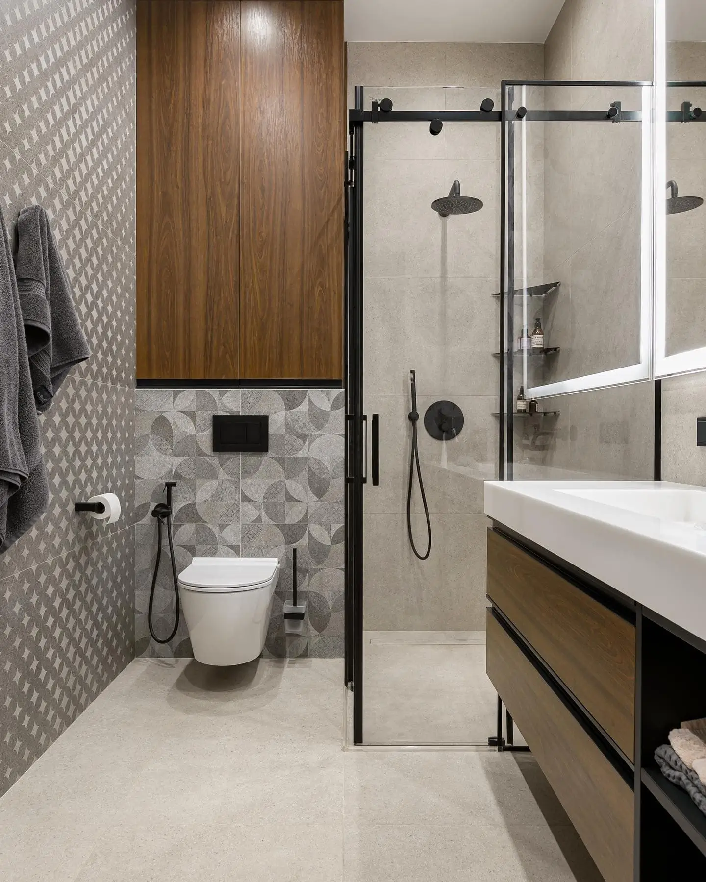 Вдалий приклад: світла walk-in душова у невеликому санвузлі