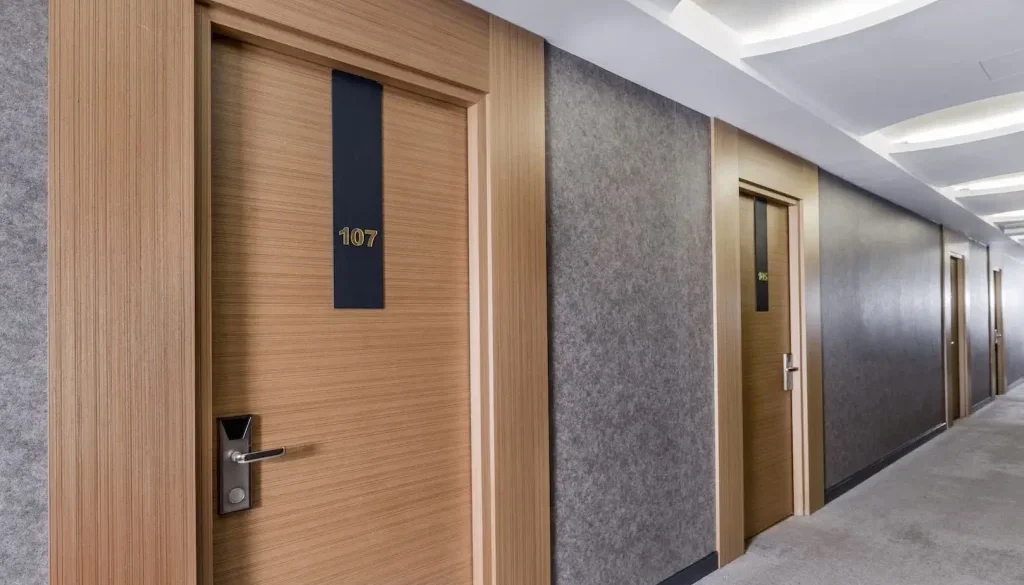 Чому протипожежні двері EI 30 – це золотий стандарт для готелів?