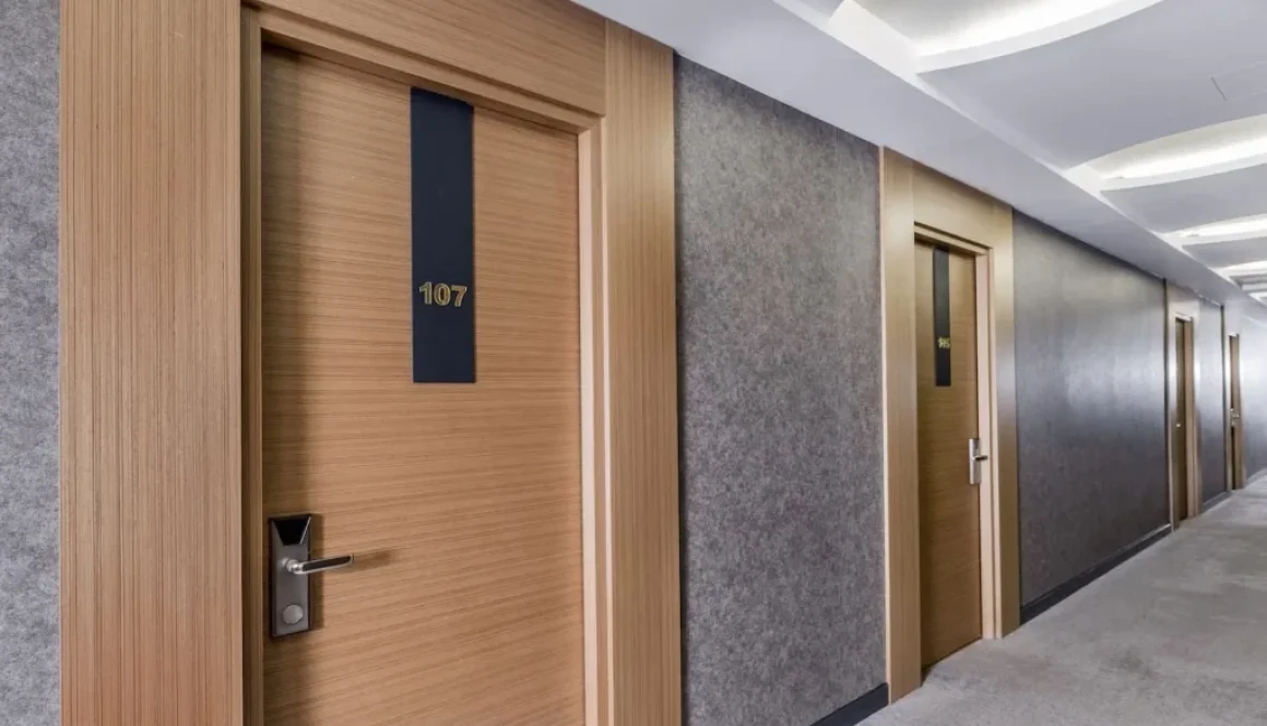 Чому протипожежні двері EI 30 – це золотий стандарт для готелів?