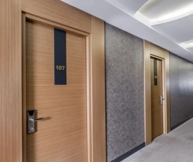 Чому протипожежні двері EI 30 – це золотий стандарт для готелів?